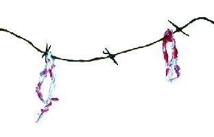 Girlande Stacheldraht mit blutigen Fetzen, 350cm lang